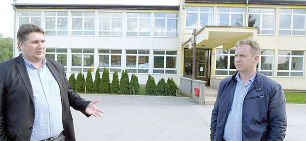 НЕРЕДИ НА ЧАСУ: Наставник у бесу повредио неколико ђака